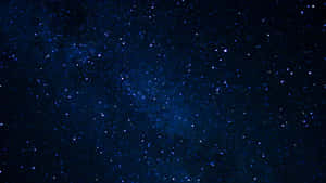 廣闊的星空，有發光的星星和宇宙塵埃雲。