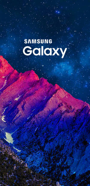 繁星點點的夜空下，色彩繽紛的山脈上帶有Samsung Galaxy文字。