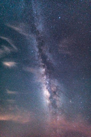 銀河系在深邃夜空中閃耀著星星和宇宙雲。