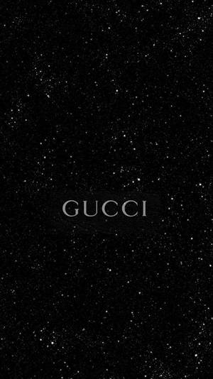 黑色星空背景，中央有銀色GUCCI文字。