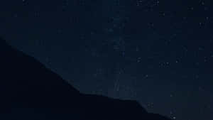 黑暗山脈剪影在星空夜空下，銀河可見。 — 月色夜空 壁紙