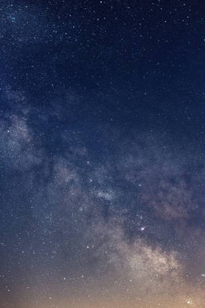 黑暗夜空中密集星場和宇宙塵埃雲的銀河系。 — 星星 壁紙