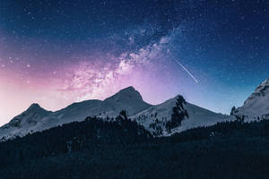 流星和銀河下的星空雪山