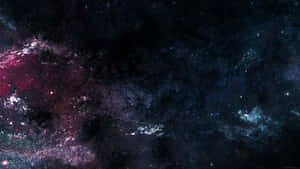 在星場背景下，洋紅色和青色發光的鮮豔宇宙星雲。