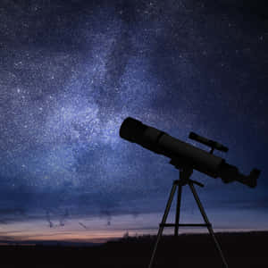 望遠鏡指向黃昏時的星空 — 藍天 壁紙