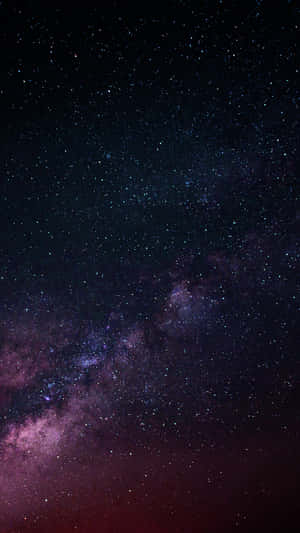 黑暗夜空中的銀河系，帶有紫色和粉紅色的星雲。 — 太空 壁紙