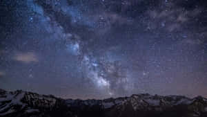 在可見銀河的星夜下，白雪覆蓋的山脈。 — 星星 壁紙