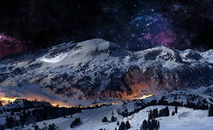 積雪的山脈在星空下，伴隨著閃耀的山谷燈光和紫色星雲。 — 冬天桌面 壁紙
