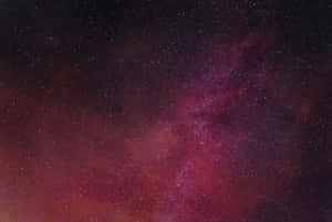 深邃夜空中充滿星光的鮮豔紫色和洋紅色宇宙雲層。