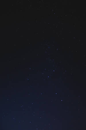 深藍色背景上佈滿無數星星的星空夜空。