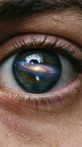 人類眼睛的特寫，反射出鮮豔的螺旋星系。
