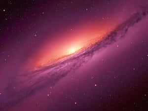 一個充滿活力的螺旋星系，具有橙色核心和充滿星星的紫色旋臂。