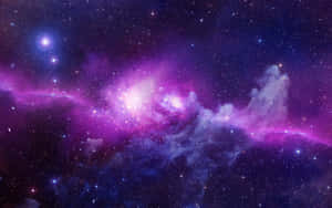 在深邃太空中與星星一起發光的充滿活力的紫色和藍色星雲。 — 太空 壁紙