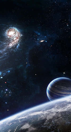 從太空看到的地球和一顆遙遠的行星，背景是螺旋星系。