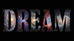 「DREAM」呢個字喺黑色背景上充滿星系同星星。