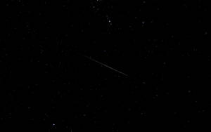 一顆流星劃過星空。 — 銀河獅子 壁紙