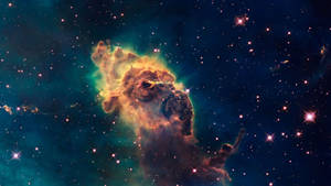 一個色彩繽紛的星雲，在深空中有發光的氣體雲和明亮的星星。