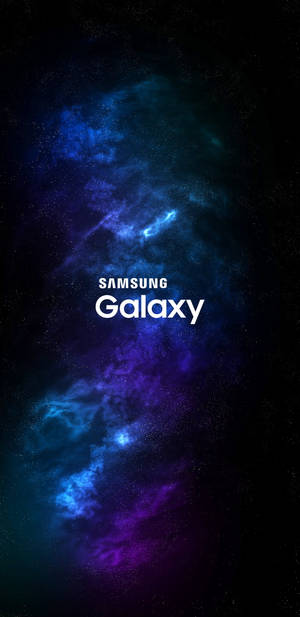 充滿活力的藍色和紫色星雲，帶有星星和中央的Samsung Galaxy文字。