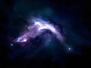 一個在星空背景下散發紫色和藍色色調的發光宇宙星雲。 — 太空 壁紙