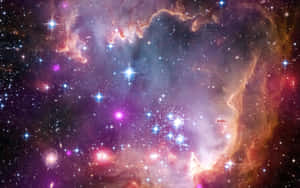 深空中帶有發光恆星和彩色氣雲的充滿活力的宇宙星雲。 — 太空 壁紙