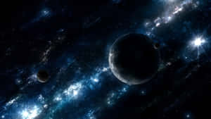 在充滿星星的發光藍色星雲中，帶有衛星的黑暗行星。