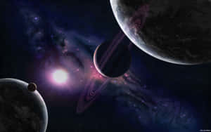 帶環的行星在色彩繽紛、充滿星雲的空間中圍繞一顆明亮的恆星運行。 — 行星 壁紙