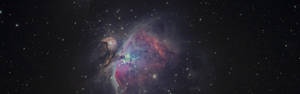在太空中被星星環繞的鮮豔宇宙星雲。