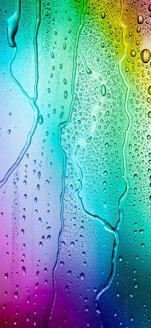 在玻璃表面滑落的彩虹色水滴 — 月色夜空 壁紙