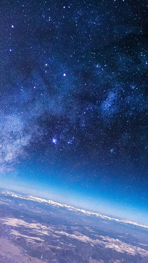 從太空看雪山上繁星點點的夜空