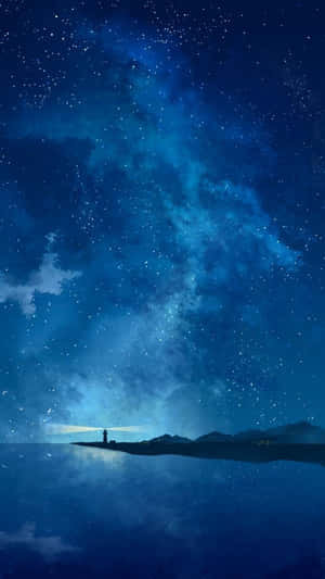 燈塔在星空下照耀平靜的海面，伴隨著宇宙藍色星雲。 — 燈塔 壁紙