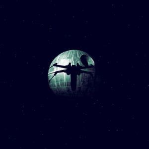 星際戰機在深空中飛越死星。 — 星球大戰 iPhone 壁紙