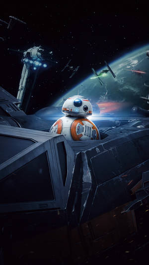 BB-8 機械人在太空船駕駛艙中，行星上空的太空戰鬥。