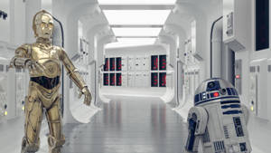 C-3PO 和 R2-D2 在太空船走廊中，帶有紅色發光面板。