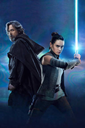 Luke Skywalker 和 Rey 手持藍色光劍，擺出太空戰鬥姿勢。