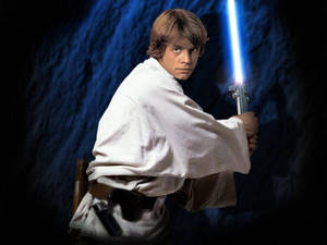 Luke Skywalker在深藍色背景前以戲劇性姿勢手持藍色光劍。