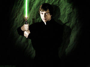 Luke Skywalker 在黑暗洞穴中手持綠色光劍。 — 星際大戰 壁紙