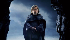Luke Skywalker 身穿黑色斗篷，站在岩石拱門下，天空暴風雨。