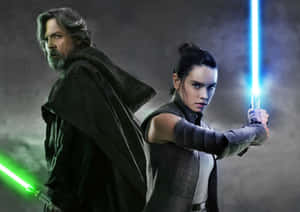 Luke Skywalker 和 Rey 以戲劇性的姿勢手持光劍。