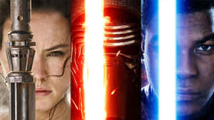 《星球大戰》角色芮、凱羅·忍和芬恩與光劍