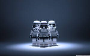 三個LEGO風暴兵在深色背景上被聚光燈照亮。