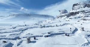 積雪的山地地形，懸崖上有一座未來風格的圓頂結構。