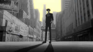 動畫男子穿著西裝，獨自站在夕陽下空無一人的城市街道上。