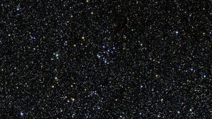 充滿無數閃爍星星和宇宙塵埃的星空夜空。