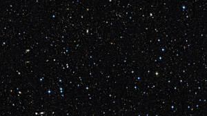 夜空中廣闊的恆星和星系場。