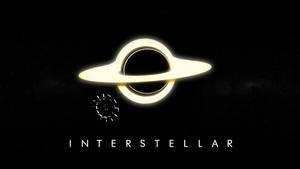 太空中帶有發光環的黑洞及 INTERSTELLAR 文字。