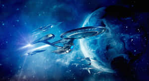 星際艦隊的船隻在一個氣態行星附近，於充滿活力的藍色星空中航行。 — 夜空 壁紙