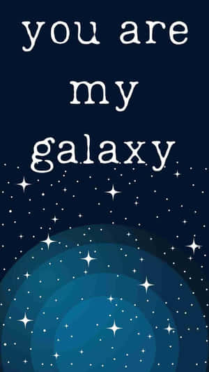 文字 you are my galaxy 襯托著帶有藍色星系漩渦的星空夜空。