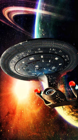 星艦在擁有發光環和星雲的色彩斑斕的行星附近飛行。 — 星球大戰 iPhone 壁紙