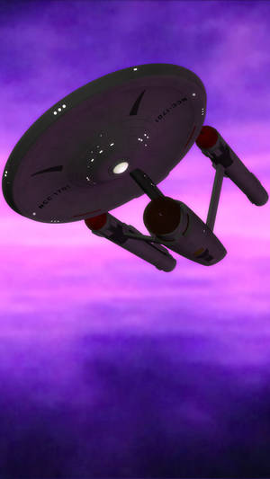 星艦NCC-1701飛過帶有發光雲團的紫色星雲。 — 星球大戰 iPhone 壁紙