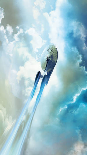 一艘未來風格的太空船在多雲的天空中飛行。 — 星球大戰 iPhone 壁紙